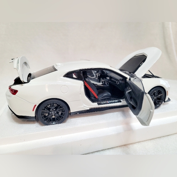 AUTOart Chevrolet Camaro ZL1 Summit White 1/18 Composite Diecast Model Car 71206 - Picture 6 of 16